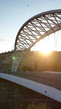 Il moderno ponte Spizzichino del quartiere Ostiense a Roma. Italia.
Vista aerea panoramica all'alba del ponte sulla ferrovia.