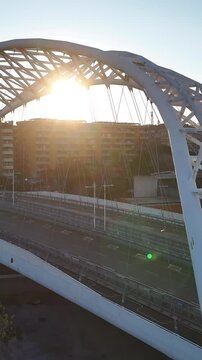 Il moderno ponte Spizzichino del quartiere Ostiense a Roma. Italia.
Vista aerea panoramica all'alba del ponte sulla ferrovia.