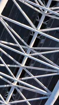 Il moderno ponte Spizzichino del quartiere Ostiense a Roma. Italia.
Vista aerea panoramica all'alba del ponte sulla ferrovia.