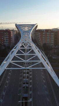 Il moderno ponte Spizzichino del quartiere Ostiense a Roma. Italia.
Vista aerea panoramica all'alba del ponte sulla ferrovia.