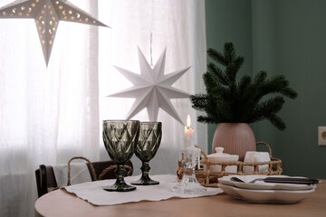 Create an Elegant Holiday Table Setting that Features Beautiful Decorative Elements