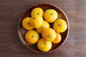 テーブルの上のたくさんのみかん