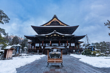 冬の善光寺本堂(国宝)　長野県長野市