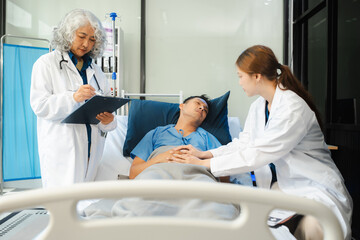 Obraz premium doctor talking to male patient at bed in hospital.