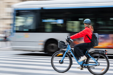 Se déplacer à vélo dans les rues de Paris