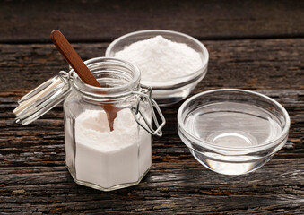 Glass jar with baking soda to mix with vinegar - Deep cleaning.