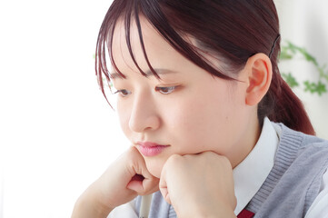 真剣な表情で勉強に取り組む女子高生