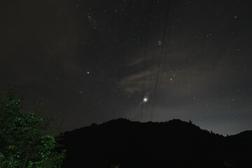電線と星空