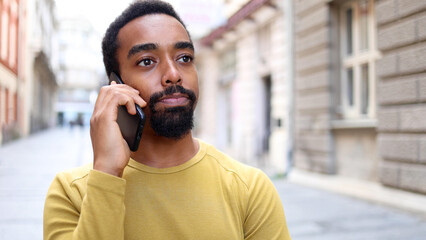 Young businessman telephoning on the move