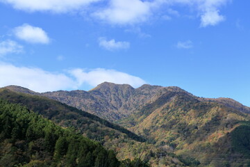 三嶺の山容を眺める　奥祖谷道中　(徳島県　東祖谷）
