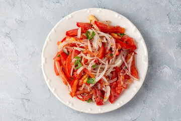 Turkish onion salad is served with kebabs accompanied by lemon and parsley.