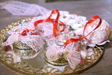 Elegant Golden Tray with Decorative Pink Lace Ribbons and Artificial Roses for Special Occasions – Perfect for Weddings, Engagements, or Party Decorations.