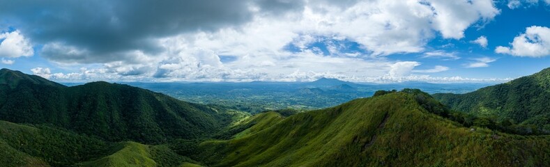 Fototapeta premium Fotografia panorámica de altura tomada con dron del cerro guazapa y sus montañas colindantes