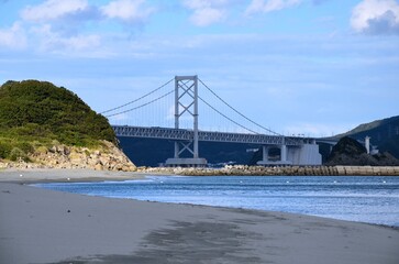 大毛海岸から望む大鳴門橋