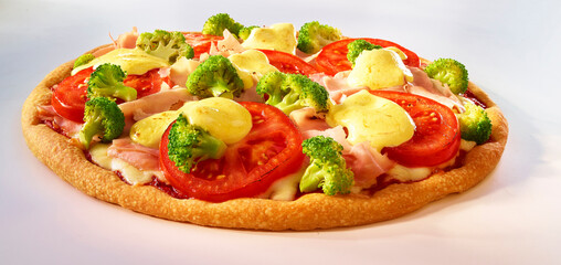 Pizza, Tomaten, Brokkoli, Schinken, sauce hollandaise, 