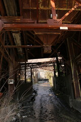 時の止まった廃墟と錆びた構造物