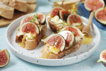 Sandwiches with cottage cheese, honey and fig