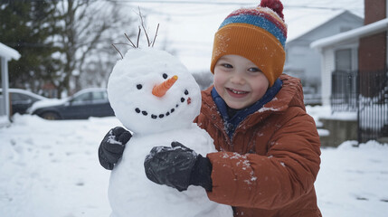 Naklejka premium Dziecko w zimowym stroju z zapałem kończy budowę bałwana w ogrodzie.