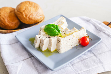 チーズ豆腐のオリーブオイルがけとライ麦パン