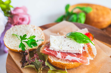 ライ麦パンに挟む生ハムと豆腐チーズ