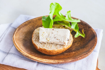 ライ麦パンにのせた手作り豆腐チーズ