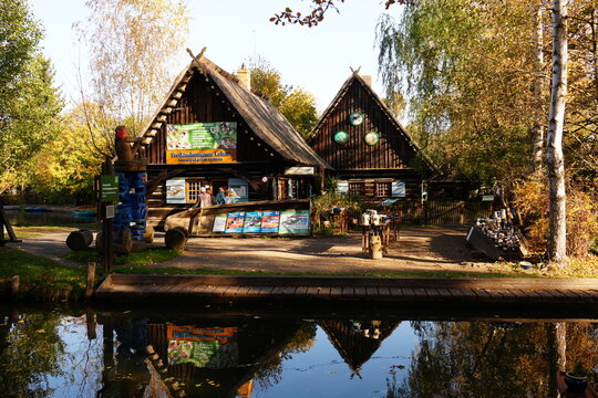 Blick auf das Freilandmuseum Lehde im Spreewald im Herbst
