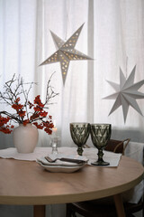 Create an Elegant Holiday Table Setting that Features Beautiful Decorative Elements