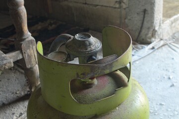 3kg green LPG gas cylinder with regulator installed