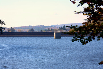 Talsperre Nonnweiler im Nordsaarland im Herbst im Landkreis St. Wendel im deutschen Bundesland...