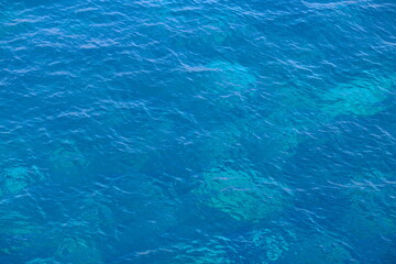 Hellblaues Wasser am Mittelmeer von Spanien