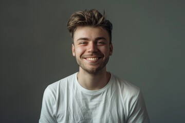 Obraz premium Smiley guy in white t shirt portrait