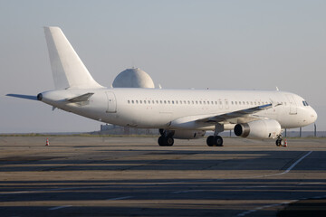 Obraz premium White airplane at the airport.