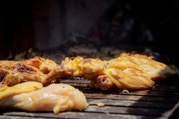 parillada con carne de pollo bajo el sol