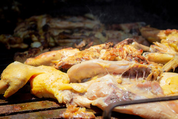 parillada con carne de pollo bajo el sol