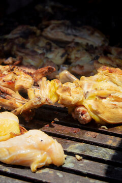 parillada con carne de pollo bajo el sol