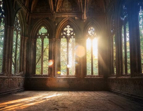 Rayos de luz brillante que atraviesan las ventanas de un antigua igllesia abandonada Hermosa iglesia medieval