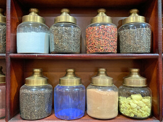 ejipto tarros con especias para alimentación y perfumes en un local comercial de la ciudad de el...