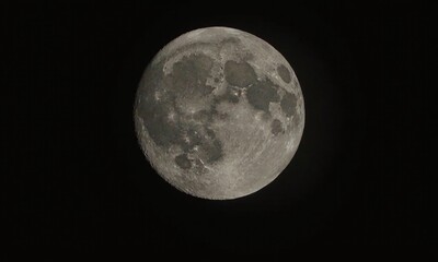 Obraz premium Full moon detailed lunar surface craters high resolution