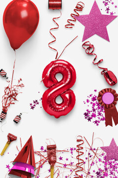 Numero 8 con stelle, coriandoli, coriandoli, champagne.
