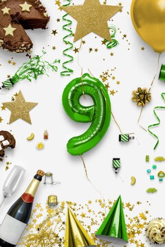  Numero 9 con stelle, coriandoli, coriandoli, champagne.