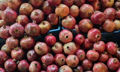 Frische Granatäpfel auf der Straße in der Türkei Side