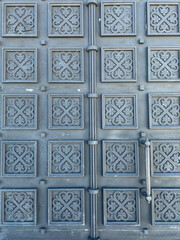 This beautifully crafted door showcases an intricate and captivating pattern of alternating squares...