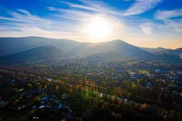Miasto uzdrowiskowe i turystyczne w górach. Ustroń na Śląsku w Polsce, panorama jesienią z lotu ptaka - obrazy, fototapety, plakaty