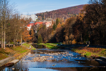Rzeka Wisła w mieście Wisła, jesienią © Franciszek