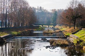 Rzeka Wisła w mieście Wisła, jesienią © Franciszek