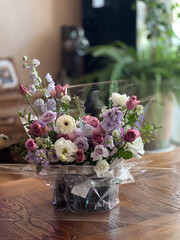 거실에 있는 보라색 꽃바구니