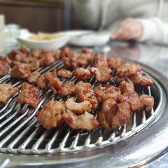 그릴 위에 구워진 한국의 오돌뼈 요리