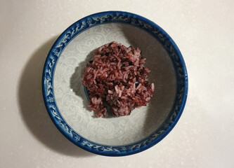 그릇에 담긴 한국의 흑미밥