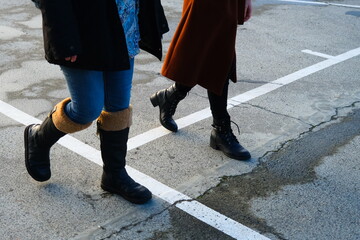 Obraz premium people walking in the city