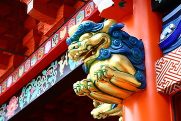 神社の鮮やかな装飾